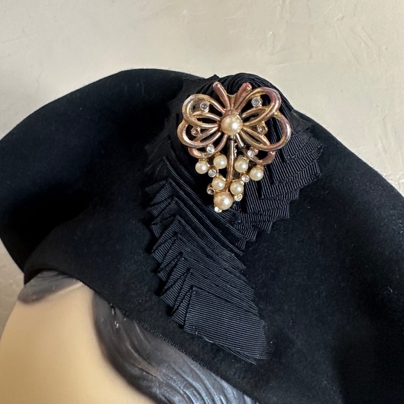 FASHIONABLE 1940s\' BLACK FELT INTRICATELY FOLDED BERET + GROSGRAIN TRIM + BROOCH main image 2
